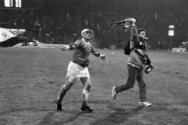 Fußball, CL 1993 1994, SV Werder Bremen - RSC Anderlecht 5-3 Uli Borowka (li., Bremen) - Schlußjubel mit Fahne und Fan auf dem Rasen Fußball EC 1 Herren Champions League 1993 1994, SV Werder Bremen, Vneg, Vsw Gruppe Bremen Freude, Begeisterung, Fußball EC 1 Herren Champions League 1993 1994, SV Werder Bremen, Vneg, Vsw Gruppe Bremen Freude, Begeisterung,