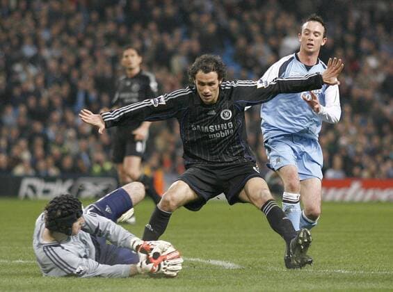 Torwart Petr Cech (li.) und Ricardo Carvalho (beide Chelsea) gegen Stephen Ireland (Manchester City) - EDITORIAL USE ONLY. No use with unauthorised audio, video, data, fixture lists, club league logos or live services. Online in-match use limited to 120 images, no video emulation. No use in betting, games or single club league player publications. Fußball Herren English Premier League 2006 2007, 1. Englische Liga, Manchester City - Chelsea FC London 0:1 Gruppe Manchester Abwehr Fußball Herren English Premier League 2006 2007, 1. Englische Liga, Manchester City - Chelsea FC London 0:1 Gruppe Manchester Abwehr