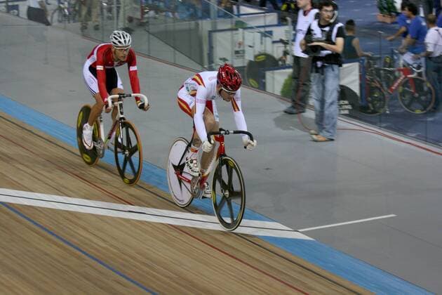 Pedro Jose Vera Alcaraz (Spanien, vorn) gegen Karl Christian König (Deutschland) - Radsport WM Herren WM 2007, Rad, Bahn, Halle, Indoor, Bahnrad, Bahnradsport, Gruppe Palma de Mallorca Radsport WM Herren WM 2007, Rad, Bahn, Halle, Indoor, Bahnrad, Bahnradsport, Gruppe Palma de Mallorca