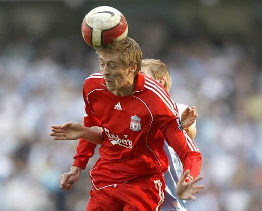 Peter Crouch (Liverpool) im Zweikampf - EDITORIAL USE ONLY. No use with unauthorised audio, video, data, fixture lists, club league logos or live services. Online in-match use limited to 120 images, no video emulation. No use in betting, games or single club league player publications. Fußball Herren English Premier League 2006 2007, 1. Englische Liga, Manchester City - Liverpool FC 0:0 Gruppe Manchester Dynamik, Fußball Herren English Premier League 2006 2007, 1. Englische Liga, Manchester City - Liverpool FC 0:0 Gruppe Manchester Dynamik,