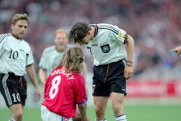 Christian Ziege (Deutschland, re) legt sich mit Karel Poborsky (Tschechien) an Fußball EM Herren Euro 1996, Finale, Endspiel, Länderspiel, Nationalteam, Deutschland - Tschechien 2:1 n.V. Gruppe London Spannung, Fußball EM Herren Euro 1996, Finale, Endspiel, Länderspiel, Nationalteam, Deutschland - Tschechien 2:1 n.V. Gruppe London Spannung,