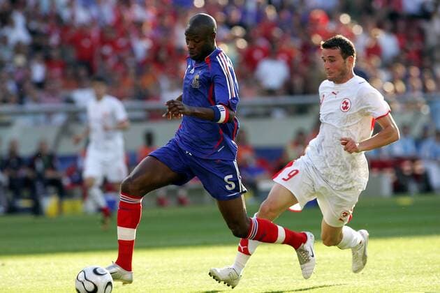 William Gallas (Frankreich, li.) gegen Alexander Frei (Schweiz) - Fußball Länderspiel Herren WM 2006, Gruppe G, Nationalmannschaft, Nationaltrikot, Frankreich - Schweiz 0:0, Vdig Gruppe Stuttgart Dynamik, Fußball Länderspiel Herren WM 2006, Gruppe G, Nationalmannschaft, Nationaltrikot, Frankreich - Schweiz 0:0, Vdig Gruppe Stuttgart Dynamik,
