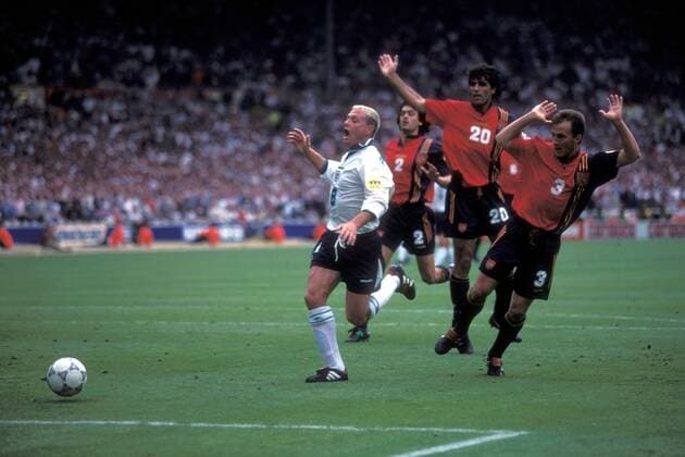 Paul Gascoigne (England, li.) gegen Alberto Belsue (Spanien, re.) Fußball Länderspiel Herren EM 1996, Nationalmannschaft, Nationaltrikot, Viertelfinale, Spanien - England 2:4 n.E., Vdia Gruppe London Wembley Dynamik, Fußball Länderspiel Herren EM 1996, Nationalmannschaft, Nationaltrikot, Viertelfinale, Spanien - England 2:4 n.E., Vdia Gruppe London Wembley Dynamik,