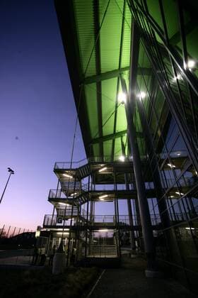 Abendliche Außenansicht der Volkswagen Arena, Heimspielstätte des VfL Wolfsburg Fußball 1. BL Herren DFB Pokal 2006 2007, Pokalspiel, Halbfinale, VfL Wolfsburg Totale VolkswagenArena, VWArena, VW Wolfsburg Fußball 1. BL Herren DFB Pokal 2006 2007, Pokalspiel, Halbfinale, VfL Wolfsburg Totale VolkswagenArena, VWArena, VW Wolfsburg