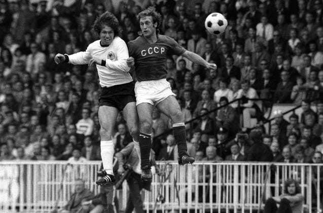 Jupp Heynckes (BR Deutschland, li.) gegen Revaz Dzodzuashvili (Sowjetunion) Fußball Länderspiel Herren EM 1972, Nationalmannschaft, Nationaltrikot, BRD - SU 3:0, Finale Endspiel, Sowjetunion, Vneg Vsw Gruppe Brüssel Dynamik, Höhe, Fußball Länderspiel Herren EM 1972, Nationalmannschaft, Nationaltrikot, BRD - SU 3:0, Finale Endspiel, Sowjetunion, Vneg Vsw Gruppe Brüssel Dynamik, Höhe,