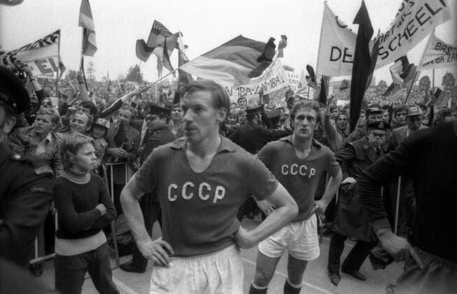Europameister BR Deutschland - Victor Kolotov (vorn) und Revaz Dzodzuashvili (beide Sowjetunion) enttäuscht vor den jubelnden deutschen Fans Fußball Länderspiel Herren EM 1972, Nationalmannschaft, Nationaltrikot, BRD - SU 3:0, Finale Endspiel, BR Deutschland, Vneg Vsw Totale Jubel Siegesjubel Fan Fußballfan Publikum deutsche Brüssel deutscher Fahne, Nationalfahne Freude, Begeisterung, Fußball Länderspiel Herren EM 1972, Nationalmannschaft, Nationaltrikot, BRD - SU 3:0, Finale Endspiel, BR Deutschland, Vneg Vsw Totale Jubel Siegesjubel Fan Fußballfan Publikum deutsche Brüssel deutscher Fahne, Nationalfahne Freude, Begeisterung,