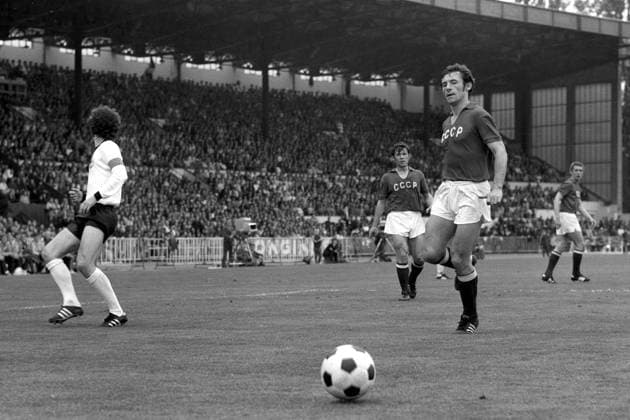 Vladimir Kaplichny (UdSSR, re.) läßt den Ball austrudeln, Franz Beckenbauer (BR Deutschland, li.) dreht schon ab Fußball Länderspiel Herren EM 1972, Nationalmannschaft, Nationaltrikot, BRD - SU 3:0, UdSSR, Finale Endspiel Vneg Vsw Gruppe Brüssel Fußball Länderspiel Herren EM 1972, Nationalmannschaft, Nationaltrikot, BRD - SU 3:0, UdSSR, Finale Endspiel Vneg Vsw Gruppe Brüssel