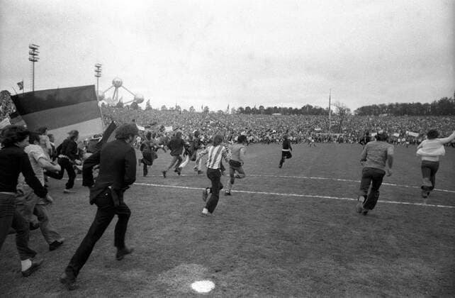 Europameister BR Deutschland - Deutsche Fans stürmen nach dem Abpfiff das Spielfeld des Heyselstadions Fußball Länderspiel Herren EM 1972, Nationalmannschaft, BRD, Finale Endspiel deutscher Vneg Vsw Totale Heyselstadion Heysel Stadion Platz stürmen Brüssel Sieg Sieger Jubel, Siegesjubel Freude, Begeisterung, Fußball Länderspiel Herren EM 1972, Nationalmannschaft, BRD, Finale Endspiel deutscher Vneg Vsw Totale Heyselstadion Heysel Stadion Platz stürmen Brüssel Sieg Sieger Jubel, Siegesjubel Freude, Begeisterung,