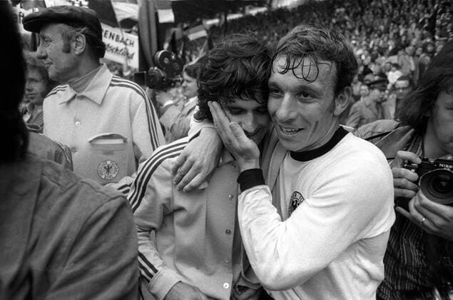 Europameister 1972 BR Deutschland: Horst Dieter Höttges (re.) und Gerd Müller - Siegesjubel, Bundestrainer Helmut Schön dahinter Fußball Länderspiel Herren EM 1972, Nationalmannschaft, Nationaltrikot, BRD, Finale Endspiel Vneg Vsw Gruppe Brüssel Freude, Begeisterung, Fußball Länderspiel Herren EM 1972, Nationalmannschaft, Nationaltrikot, BRD, Finale Endspiel Vneg Vsw Gruppe Brüssel Freude, Begeisterung,