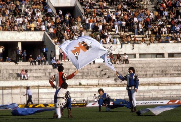 Anläßlich der Eröffnungsfeierlichkeiten der Europameisterschaft 1980 werden von Darstellern in historischen Kostümen Fahnen mit dem offiziellen Maskottchen Pinocchio geschwenkt Fußball Länderspiel Herren EM 1980, Eröffnung, Eröffnungszeremonie, Eröffnungsfeier, Zeremonie Totale Stadio Olimpico, Stadion, Olympiastadion Rom Fußball Länderspiel Herren EM 1980, Eröffnung, Eröffnungszeremonie, Eröffnungsfeier, Zeremonie Totale Stadio Olimpico, Stadion, Olympiastadion Rom