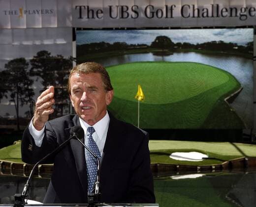 PGA Tour Commissioner Tim Finchem (USA) präsentiert die Nachbildung von Loch 17. des TPC Sawgrass Stadium Courses im Rockefeller Center in New York - Im Massstab 1:4 gilt es das Inselgrün zu bezwingen - (NYP20070503112) Golf Herren UBS Golf Challenge 2007, PGA Tour, THE PLAYERS Championship, Pressetermin, Vdig Einzelbild New York, NY, N.Y. Golf Herren UBS Golf Challenge 2007, PGA Tour, THE PLAYERS Championship, Pressetermin, Vdig Einzelbild New York, NY, N.Y.