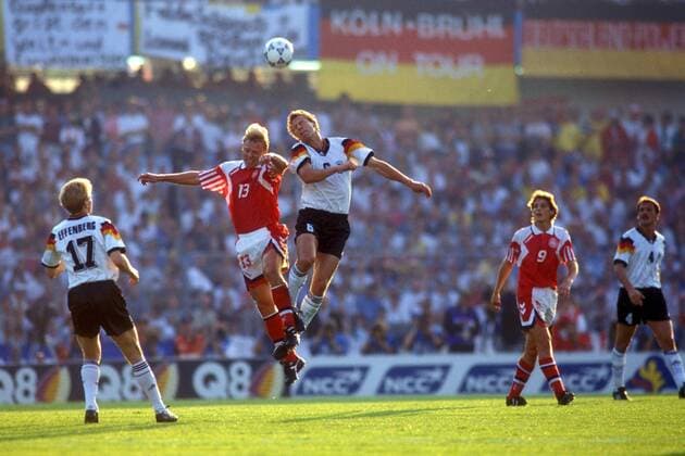 Fußball, EM Finale 1992 in Göteborg, Dänemark - Deutschland 2:0 Guido Buchwald (Deutschland, oben re.) gegen Henrik Larsen (Dänemark, 2.v.li.), Stefan Effenberg (Deutschland, li.) schaut zu und lauert Fußball Länderspiel Herren EM 1992, Nationalmannschaft, Nationaltrikot, Deutschland - Dänemark 0:2, Finale Endspiel, Vdia Totale Göteborg Dynamik, Fußball Länderspiel Herren EM 1992, Nationalmannschaft, Nationaltrikot, Deutschland - Dänemark 0:2, Finale Endspiel, Vdia Totale Göteborg Dynamik,
