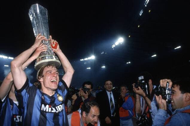 UEFA Cup Sieger Jürgen Klinsmann (Inter Mailand, li.) jubelt ausgelassen mit der Trophäe Fußball EC 3 Herren UEFA Cup 1990 1991, Pokal, Europapokal, Finale, Endspiel, FC Internazionale Mailand Gruppe Mailand Begeisterung, Freude, Fußball EC 3 Herren UEFA Cup 1990 1991, Pokal, Europapokal, Finale, Endspiel, FC Internazionale Mailand Gruppe Mailand Begeisterung, Freude,