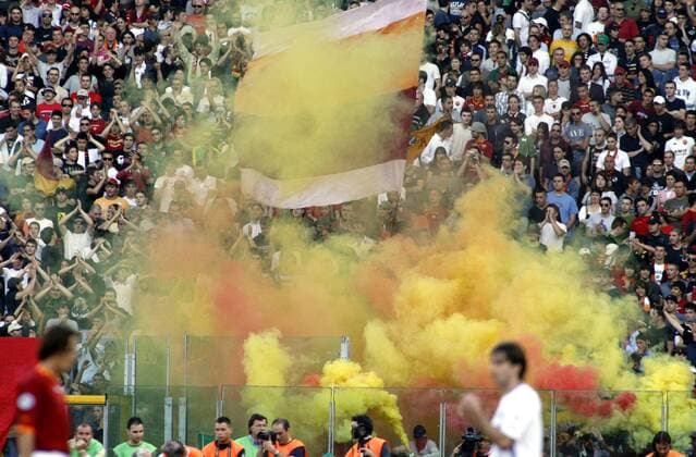 Fans des AS Rom sorgen für eine bunte Rauchentwicklung - Fußball Herren Coppa Italia 2006 2007, Italienischer Pokal, Pokalspiel, Halbfinale, AS Rom, Roma Totale Rom Begeisterung, Freude, Fußball Herren Coppa Italia 2006 2007, Italienischer Pokal, Pokalspiel, Halbfinale, AS Rom, Roma Totale Rom Begeisterung, Freude,