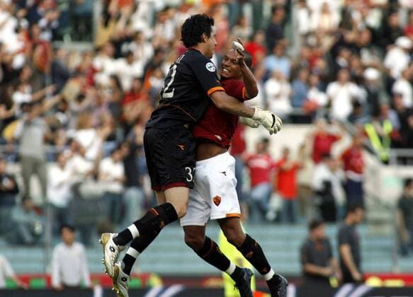 Matteo Ferrari (re.) und Torwart Doni (beide AS Rom) - Schlußjubel - Fußball Herren Coppa Italia 2006 2007, Italienischer Pokal, Pokalspiel, Halbfinale, AS Rom, Roma Gruppe Rom Begeisterung, Freude, Fußball Herren Coppa Italia 2006 2007, Italienischer Pokal, Pokalspiel, Halbfinale, AS Rom, Roma Gruppe Rom Begeisterung, Freude,