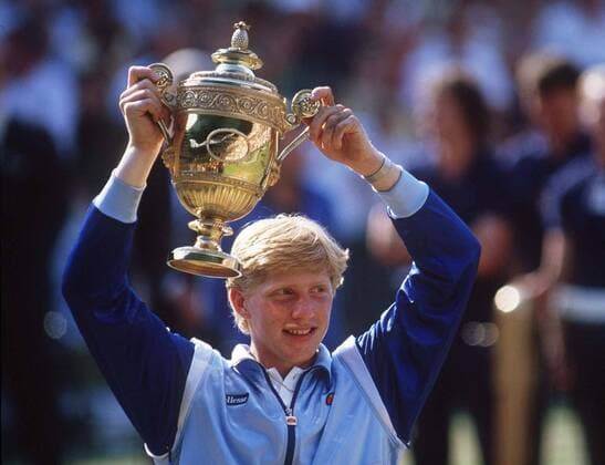 Boris Becker (BR Deutschland) - Siegesjubel mit dem Pokal nach dem Wimbledon Finale 1985 Tennis Herren All England Championships 1985, ATP Tour, Grand Slam, Finale Endspiel, Vdia Einzelbild Wimbledon London Glück, Harmonie, Freude, Begeisterung, Tennis Herren All England Championships 1985, ATP Tour, Grand Slam, Finale Endspiel, Vdia Einzelbild Wimbledon London Glück, Harmonie, Freude, Begeisterung,