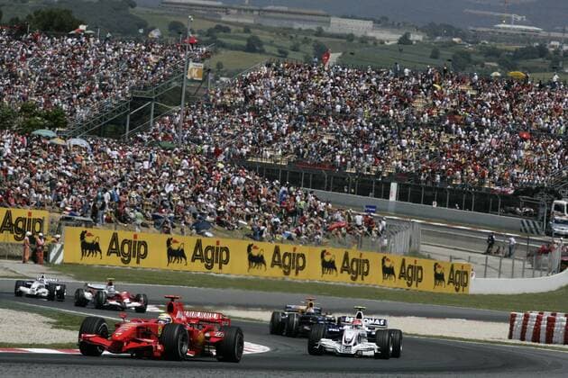 Felipe Massa (Brasilien Ferrari) führt mit seinem Boliden vor Robert Kubica (Polen BMW Sauber) das Feld an Motorsport Grand Prix Herren Großer Preis von Spanien 2007, Formel 1 Weltmeisterschaft, F1, F, GP, WM Totale Circuit de Catalunya, Wirtschaft Barcelona, Schriftzug, Agip Motorsport Grand Prix Herren Großer Preis von Spanien 2007, Formel 1 Weltmeisterschaft, F1, F, GP, WM Totale Circuit de Catalunya, Wirtschaft Barcelona, Schriftzug, Agip