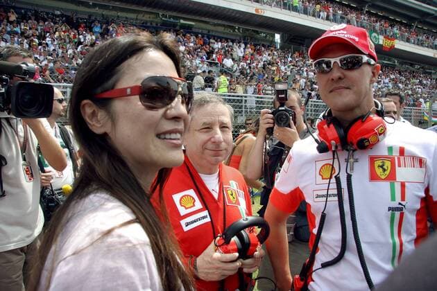 Michael Schumacher (Deutschland, re.) neben Geschäftsführer Jean Todt (Frankreich Ferrari, Mitte) und dessen Freundin Schauspielerin Michelle Yeoh (Malaysia) Motorsport Grand Prix Herren Großer Preis von Spanien 2007, Formel 1 Weltmeisterschaft, F1, F, GP, WM Gruppe o0 Circuit de Catalunya Barcelona Motorsport Grand Prix Herren Großer Preis von Spanien 2007, Formel 1 Weltmeisterschaft, F1, F, GP, WM Gruppe o0 Circuit de Catalunya Barcelona