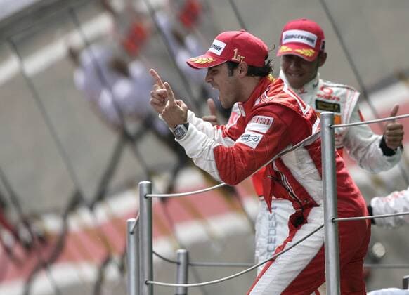 Sieger Felipe Massa (Brasilien Ferrari) jubelt Motorsport Grand Prix Herren Großer Preis von Spanien 2007, Formel 1 Weltmeisterschaft, F1, F, GP, WM Einzelbild o0 Circuit de Catalunya Barcelona Freude, Begeisterung, Motorsport Grand Prix Herren Großer Preis von Spanien 2007, Formel 1 Weltmeisterschaft, F1, F, GP, WM Einzelbild o0 Circuit de Catalunya Barcelona Freude, Begeisterung,