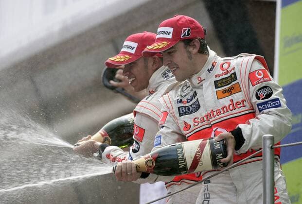 Fernando Alonso (Spanien, re.) und Lewis Hamilton (England beide McLaren Mercedes) bei der Sektdusche Motorsport Grand Prix Herren Großer Preis von Spanien 2007, Formel 1 Weltmeisterschaft, F1, F, GP, WM Gruppe o0 Circuit de Catalunya Barcelona Freude, Motorsport Grand Prix Herren Großer Preis von Spanien 2007, Formel 1 Weltmeisterschaft, F1, F, GP, WM Gruppe o0 Circuit de Catalunya Barcelona Freude,