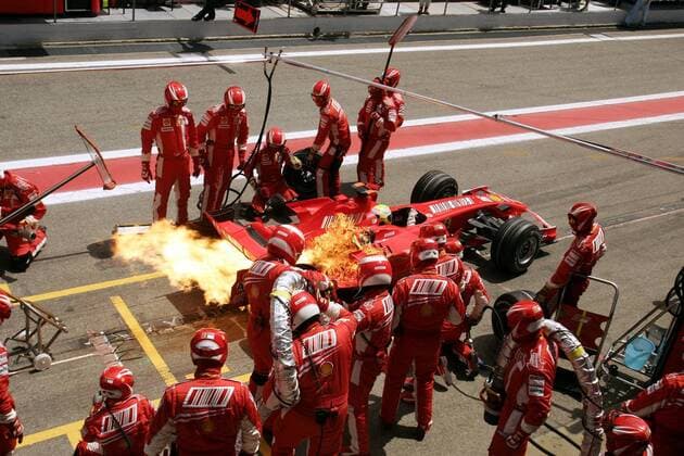 Feuer am Heck des Boliden von Felipe Massa (Brasilien Ferrari) beim Boxenstopp Motorsport Grand Prix Herren Großer Preis von Spanien 2007, Formel 1 Weltmeisterschaft, F1, F, GP, WM Totale Barcelona Motorsport Grand Prix Herren Großer Preis von Spanien 2007, Formel 1 Weltmeisterschaft, F1, F, GP, WM Totale Barcelona