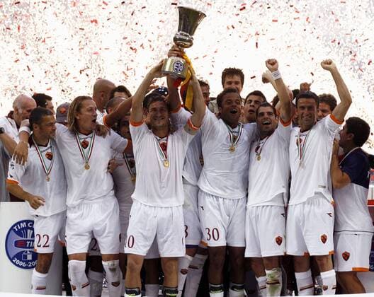 AS Rom ist italienischer Pokalsieger - Francesco Totti (Mitte) präsentiert jubelnd die Trophäe - Fußball Herren Coppa Italia 2006 2007, Italienischer Pokal, Pokalspiel, Finale, Endspiel, Pokalendspiel Pokalfinale Totale Mailand Freude, Begeisterung, Fußball Herren Coppa Italia 2006 2007, Italienischer Pokal, Pokalspiel, Finale, Endspiel, Pokalendspiel Pokalfinale Totale Mailand Freude, Begeisterung,