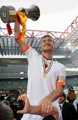 AS Rom ist italienischer Pokalsieger - Francesco Totti präsentiert die Trophäe - Fußball Herren Coppa Italia 2006 2007, Italienischer Pokal, Pokalspiel, Finale, Endspiel, Pokalendspiel Pokalfinale Einzelbild Mailand Freude, Fußball Herren Coppa Italia 2006 2007, Italienischer Pokal, Pokalspiel, Finale, Endspiel, Pokalendspiel Pokalfinale Einzelbild Mailand Freude,