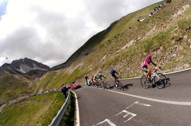 Teilnehmer der 6. Etappe des Giro dItalia 2007 in einem Anstieg - Radsport Herren 90. Giro dItalia, d Italia, ProTour, Straßenradsport, Straße, Rad Totale 2007 6. Etappe: Tivoli - Spoleto Radsport Herren 90. Giro dItalia, d Italia, ProTour, Straßenradsport, Straße, Rad Totale 2007 6. Etappe: Tivoli - Spoleto
