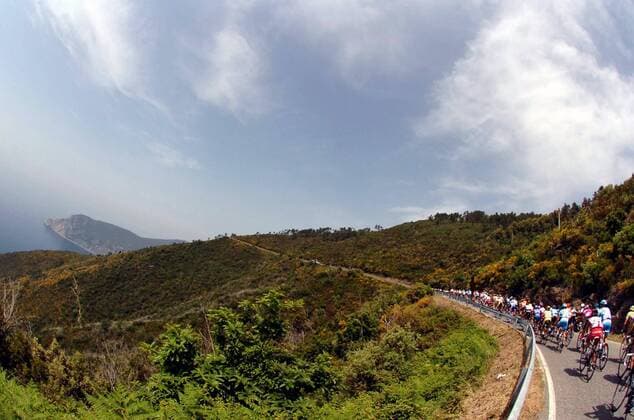 Teilnehmerfeld bewegt sich auf der 10. Etappe des Giro d Italia 2007 auf einer Küstenstraße entlang - Radsport Herren Giro d Italia 2007, dItalia, ProTour, Straßenradsport, Straße, Rad Totale Signora Della Guardia 10. Etappe: Lido di Camaiore - Santuario Nostra Weite, Radsport Herren Giro d Italia 2007, dItalia, ProTour, Straßenradsport, Straße, Rad Totale Signora Della Guardia 10. Etappe: Lido di Camaiore - Santuario Nostra Weite,
