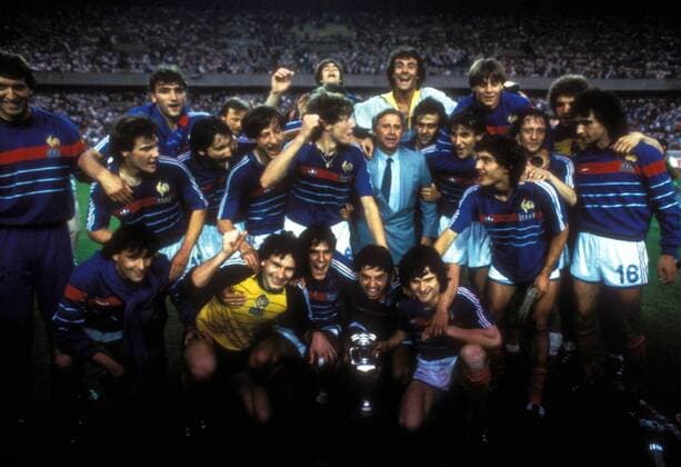 Europameister Frankreich, hi.v.li.: Bruno Bellone, Yvon Le Roux, Bernard Genghini, Jean Francois Domergue, Luis Fernandez, Nationaltrainer Michel Hidalgo, Michel Platini, Patrick Battiston, Yannick Stopyra, Jean Marc Ferreri , Bernard Lacombe, ... Fußball Länderspiel Herren EM 1984, Nationalmannschaft, Nationaltrikot, Finale, Endspiel, Siegerfoto Totale Yannik Paris Glück, Begeisterung, Freude, Fußball Länderspiel Herren EM 1984, Nationalmannschaft, Nationaltrikot, Finale, Endspiel, Siegerfoto Totale Yannik Paris Glück, Begeisterung, Freude,