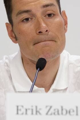 Erik Zabel (Deutschland Milram) gesteht unter Tränen die Einnahme von EPO während seiner aktiven Zeit beim ehemaligen Team Telekom Radsport Herren T Mobile Pressetermin 2007, Doping, Dopinggeständnis, Geständnis, gestehen, Eingeständnis, Emotionen Porträt Dopingskandal, Pressekonferenz Bonn, o0 Straßenradsport, Straße, Rad, Enttäuschung, Verzweiflung, Radsport Herren T Mobile Pressetermin 2007, Doping, Dopinggeständnis, Geständnis, gestehen, Eingeständnis, Emotionen Porträt Dopingskandal, Pressekonferenz Bonn, o0 Straßenradsport, Straße, Rad, Enttäuschung, Verzweiflung,