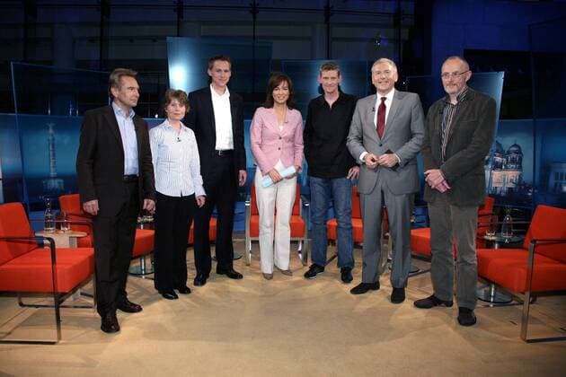 Talkrunde bei Maybritt Illner (Mitte), v.li.: ZDF Sportchef Dieter Gruschwitz, Kriminologin Britta Bannenberg, Frank Busemann (Anti Doping Vertrauensmann des DOSB), Teamchef Rolf Aldag (T Mobile), DOSB Generaldirektor Dr. Michael Vesper und... Leichtathletik Herren Maybrit Illner 2007, Sendung, Fernsehsendung, Talksendung, Talkshow, Talk Show, Vdig Gruppe Moderator, Moderatorin, Reporter, Journalisten Berlin Leichtathletik Herren Maybrit Illner 2007, Sendung, Fernsehsendung, Talksendung, Talkshow, Talk Show, Vdig Gruppe Moderator, Moderatorin, Reporter, Journalisten Berlin