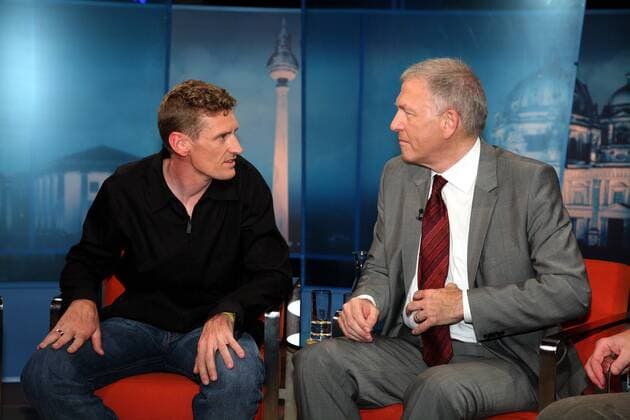 Teamchef Rolf Aldag (T Mobile, li.) und DOSB Generaldirektor Dr. Michael Vesper (beide Deutschland) diskutieren, anlässlich der Talkshow Maybrit Illner, das Thema Doping Radsport Herren Maybrit Ilner 2007, Sendung, Fernsehsendung, Talksendung, Talkshow, Talk Show, Studiogäste, Vdig Gruppe Berlin Radsport Herren Maybrit Ilner 2007, Sendung, Fernsehsendung, Talksendung, Talkshow, Talk Show, Studiogäste, Vdig Gruppe Berlin