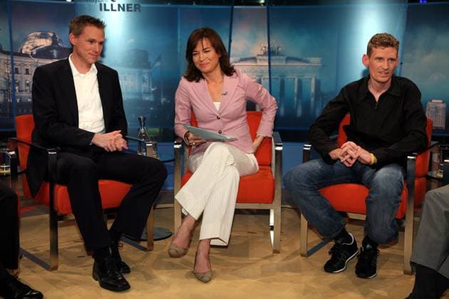 Maybritt Illner (Mitte) diskutiert in ihrer Talkshow mit Frank Busemann (li.), Anti Doping Vertrauensmann des DOSB und Teamchef Rolf Aldag (alle Deutschland T Mobile) über das Thema Doping Leichtathletik Herren Maybrit Ilner 2007, Sendung, Fernsehsendung, Talksendung, Talkshow, Talk Show, Studiogäste, Vdig Gruppe Berlin Leichtathletik Herren Maybrit Ilner 2007, Sendung, Fernsehsendung, Talksendung, Talkshow, Talk Show, Studiogäste, Vdig Gruppe Berlin