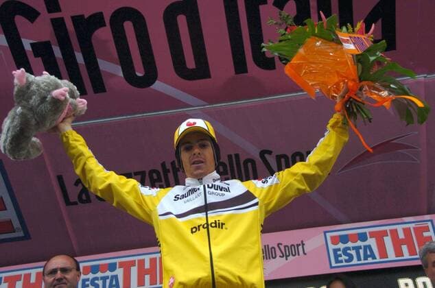 Etappensieger Riccardo Ricco (Italien Saunier Duval Prodir) nach der 15. Etappe des Giro d Italia 2007 von Trento nach Tre Cime di Lavaredo auf dem Podest - Radsport Herren Giro d Italia 2007, dItalia, ProTour, Straßenradsport, Straße, Rad Einzelbild 15. Etappe: Trento - Tre Cime di Lavaredo Freude, Radsport Herren Giro d Italia 2007, dItalia, ProTour, Straßenradsport, Straße, Rad Einzelbild 15. Etappe: Trento - Tre Cime di Lavaredo Freude,