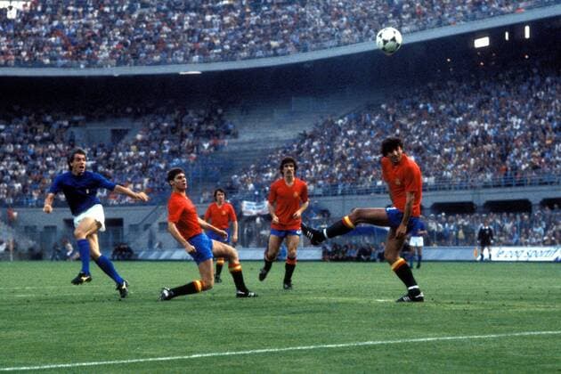 Roberto Bettega (Italien, li.) zieht ab, daneben u.a.: Miguel Tendillo (2.v.li.) und Jose Ramon Alesanco (beide Spanien, re.) Fußball Länderspiel Herren EM 1980, Nationalmannschaft, Nationaltrikot, Gruppe B, Italien - Spanien 0:0 Totale Mailand Dynamik, Fußball Länderspiel Herren EM 1980, Nationalmannschaft, Nationaltrikot, Gruppe B, Italien - Spanien 0:0 Totale Mailand Dynamik,