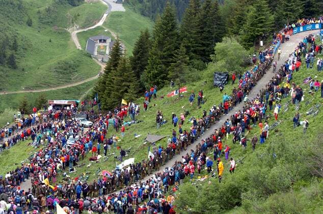 Zahlreiche Zuschauer säumen die Hänge des Monte Zoncolan während der 17. Etappe des Giro dItalia 2007 - Radsport Herren Giro d Italia 2007, dItalia, ProTour, Straßenradsport, Straße, Rad, Totale 17.Etappe: Lienz - Monte Zoncolan Radsport Herren Giro d Italia 2007, dItalia, ProTour, Straßenradsport, Straße, Rad, Totale 17.Etappe: Lienz - Monte Zoncolan