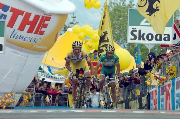 Zielankunft 17. Etappe des Giro dItalia 2007: Gilberto Simoni (li.) vor seinem Teamkollegen Leonardo Piepoli (beide Italien Saunier Duval Prodir) - Radsport Herren Giro d Italia 2007, dItalia, ProTour, Straßenradsport, Straße, Rad, Gruppe 17.Etappe: Lienz - Monte Zoncolan Radsport Herren Giro d Italia 2007, dItalia, ProTour, Straßenradsport, Straße, Rad, Gruppe 17.Etappe: Lienz - Monte Zoncolan
