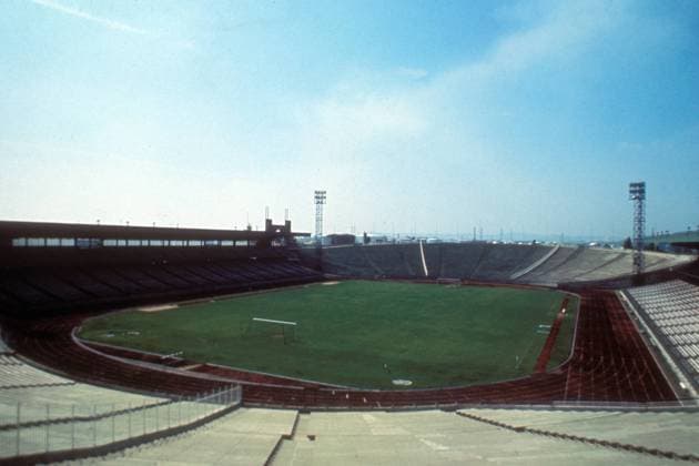 Innenansicht des Stade Felix Bollaert in Lens Fußball Länderspiel Herren EM 1984, Nationalmannschaft, Gruppe B o0 Austragungsort, Wettkampfstätte, Spielstätten Totale Stade Gerland Lyon Leere, Ruhe, Fußball Länderspiel Herren EM 1984, Nationalmannschaft, Gruppe B o0 Austragungsort, Wettkampfstätte, Spielstätten Totale Stade Gerland Lyon Leere, Ruhe,