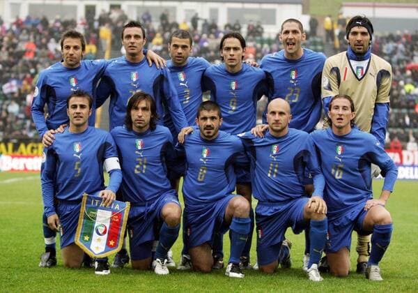 Mannschaftsbild Italien, hi.v.li.: Alessandro de Piero, Massimo Oddo, Max Tonetto, Filippo Inzaghi, Marco Materazzi, Torwart Gianluigi Buffon, vorn v.li.: Fabio Cannavaro, Andrea Pirlo, Gennaro Gattuso, Tommaso Rocchi... - Fußball Länderspiel Herren EM Qualifikation, Nationalteam, Nationaltrikot, o0 2007 Totale Torshavn Fußball Länderspiel Herren EM Qualifikation, Nationalteam, Nationaltrikot, o0 2007 Totale Torshavn
