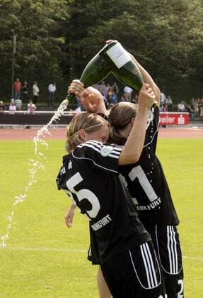 Saskia Bartusiak (Frankfurt, li.) feiert mit einer Teamkollegin den Gewinn der deutschen Meisterschaft 2007 Fußball 1. BL Damen Saison 2006 2007, 1. FFC Frankfurt, Frauen, Frauenfußball Gruppe Bad Neuenahr Glück, Begeisterung, Freude, Fußball 1. BL Damen Saison 2006 2007, 1. FFC Frankfurt, Frauen, Frauenfußball Gruppe Bad Neuenahr Glück, Begeisterung, Freude,