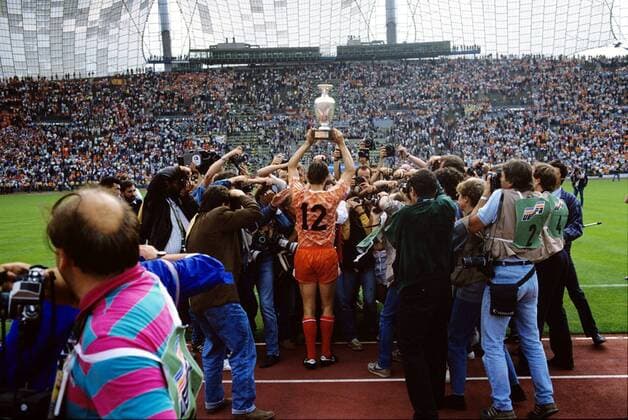 Fußball, EM Finale 1988 in München, Niederlande - Sowjetunion 2:0 Europameister Marco van Basten (Niederlande) mit dem Coupe Henri Delaunay vor den Fotografen im Münchner Olympiastadion - Fußball Länderspiel Herren EM 1988, Nationalmannschaft, Nationaltrikot, Finale Endspiel Vneg Totale Olympiastadion München Freude, Fußball Länderspiel Herren EM 1988, Nationalmannschaft, Nationaltrikot, Finale Endspiel Vneg Totale Olympiastadion München Freude,