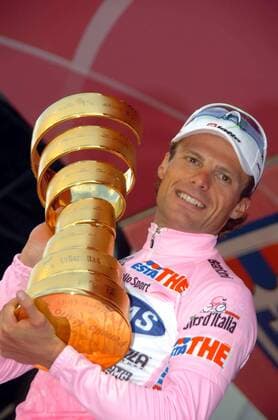Danilo di Luca (Italien Liquigas) gewinnt den Giro d Italia 2007 und präsentiert während der Siegerehrung die Trophäe - Radsport Herren Giro d Italia 2007, dItalia, ProTour, Straßenradsport, Straße, Rad, Vdig Einzelbild 21. Etappe: Vestona - Mailand Freude, Radsport Herren Giro d Italia 2007, dItalia, ProTour, Straßenradsport, Straße, Rad, Vdig Einzelbild 21. Etappe: Vestona - Mailand Freude,