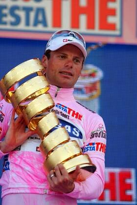 Danilo di Luca (Italien Liquigas) gewinnt den Giro dItalia 2007 und präsentiert stolz die Trophäe - Radsport Herren 90. Giro dItalia 2007, d Italia, ProTour, Straßenradsport, Straße, Rad Einzelbild 21. Etappe: Vestona - Mailand Freude Radsport Herren 90. Giro dItalia 2007, d Italia, ProTour, Straßenradsport, Straße, Rad Einzelbild 21. Etappe: Vestona - Mailand Freude
