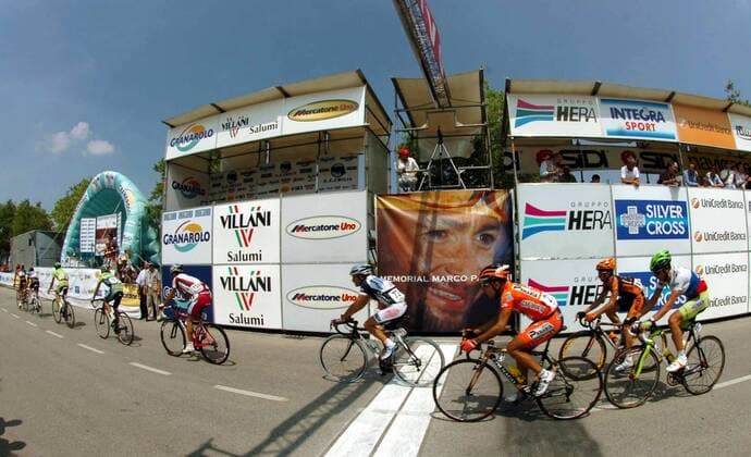 Zieleinfahrt Memorial Marco Pantani 2007 mit einem Bild Pantanis auf Höhe der Ziellinie - Radsport Herren Memorial Marco Pantani 2007, Straßenradsport, Straße, Rad, Gedenkrennen, Gedenken, Erinnerung Gruppe Cesenatico, Cesena Radsport Herren Memorial Marco Pantani 2007, Straßenradsport, Straße, Rad, Gedenkrennen, Gedenken, Erinnerung Gruppe Cesenatico, Cesena