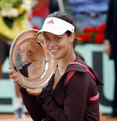 Ana Ivanovic (Serbien) präsentiert die Trophäe für Platz 2 bei den French Open 2007 Tennis Damen French Open 2007, Grand Slam, WTA Tour, Finale, Endspiel Einzelbild Roland Garros Paris Freude, Tennis Damen French Open 2007, Grand Slam, WTA Tour, Finale, Endspiel Einzelbild Roland Garros Paris Freude,
