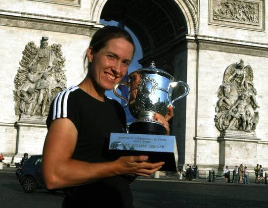 Justine Henin (Belgien), Gewinnerin der French Open 2007, präsentiert vor dem Arc de Triomphe ihren Pokal Tennis Damen French Open 2006, Grand Slam, WTA Tour, Einzelbild o0 Sieg, Sieger, Siegerin Paris Freude, Tennis Damen French Open 2006, Grand Slam, WTA Tour, Einzelbild o0 Sieg, Sieger, Siegerin Paris Freude,
