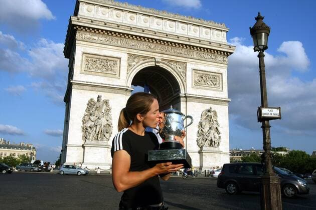 Justine Henin (Belgien), Gewinnerin der French Open 2007, präsentiert vor dem Arc de Triomphe ihren Pokal Tennis Damen French Open 2006, Grand Slam, WTA Tour, Einzelbild o0 Sieg, Sieger, Siegerin, Kuss, küssen Paris Tennis Damen French Open 2006, Grand Slam, WTA Tour, Einzelbild o0 Sieg, Sieger, Siegerin, Kuss, küssen Paris