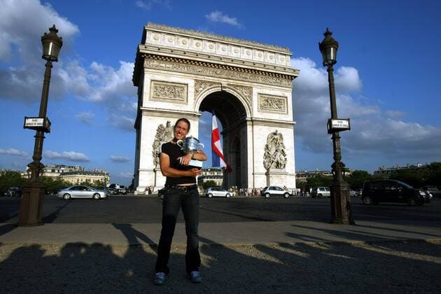 Justine Henin (Belgien), Gewinnerin der French Open 2007, präsentiert vor dem Arc de Triomphe ihren Pokal Tennis Damen French Open 2006, Grand Slam, WTA Tour, Einzelbild o0 Sieg, Sieger, Siegerin Paris Freude, Tennis Damen French Open 2006, Grand Slam, WTA Tour, Einzelbild o0 Sieg, Sieger, Siegerin Paris Freude,