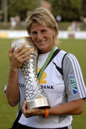 Deutscher Meister 2006 2007 - Torfrau Silke Rottenberg (FFC Frankfurt) umarmt den deutschen Meisterpokal Fußball 1. BL Damen Saison 2006 2007, 1.FFC Frankfurt, Frauenfußball, Frauen Einzelbild Frankfurt M. Glück, Freude, Fußball 1. BL Damen Saison 2006 2007, 1.FFC Frankfurt, Frauenfußball, Frauen Einzelbild Frankfurt M. Glück, Freude,